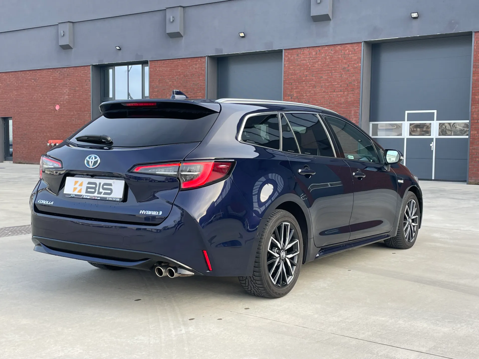 прокат Toyota Corolla Combi Touring Sport 1.8 Hybrid фото 3
